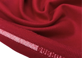 Mørkerød frakkeuld